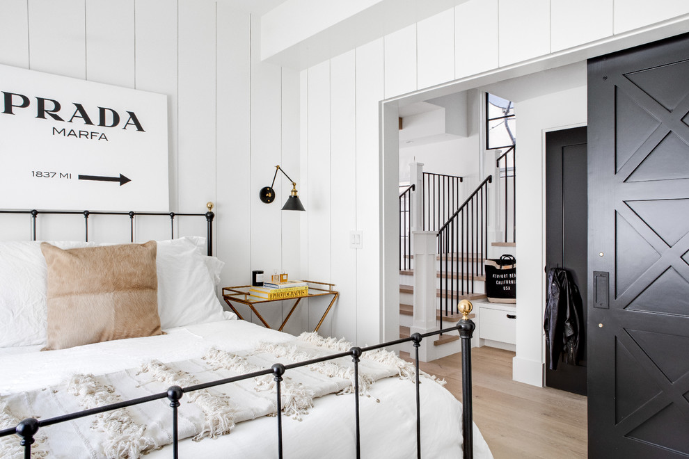 Maritimes Schlafzimmer mit weißer Wandfarbe, hellem Holzboden und beigem Boden in Los Angeles