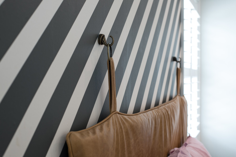 Mittelgroßes Modernes Hauptschlafzimmer ohne Kamin mit weißer Wandfarbe und hellem Holzboden in Sydney