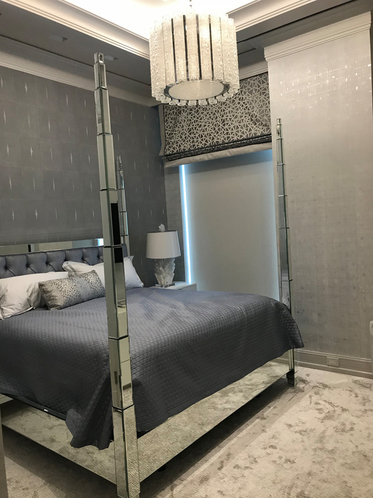 Идея дизайна: гостевая спальня среднего размера, (комната для гостей) в стиле неоклассика (современная классика) с серыми стенами, ковровым покрытием, серым полом, кессонным потолком и обоями на стенах