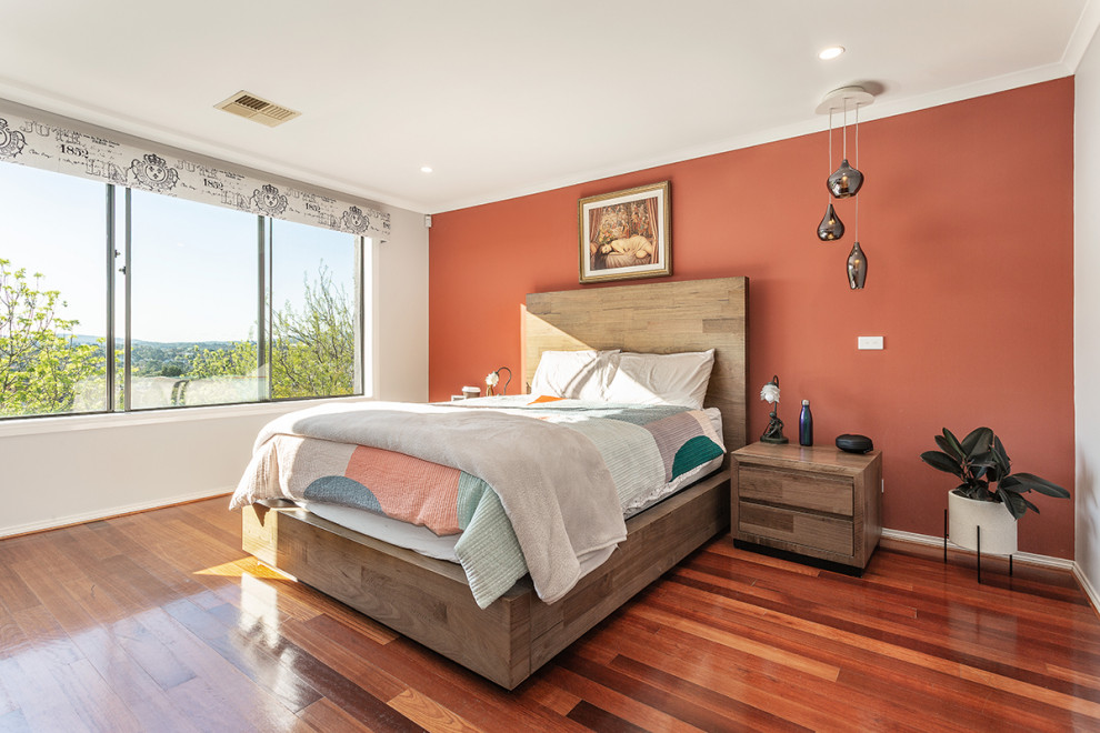 Источник вдохновения для домашнего уюта: хозяйская спальня среднего размера в стиле фьюжн с красными стенами, светлым паркетным полом и коричневым полом