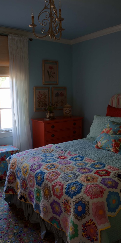 Klassisches Schlafzimmer mit blauer Wandfarbe und Teppichboden in Charlotte