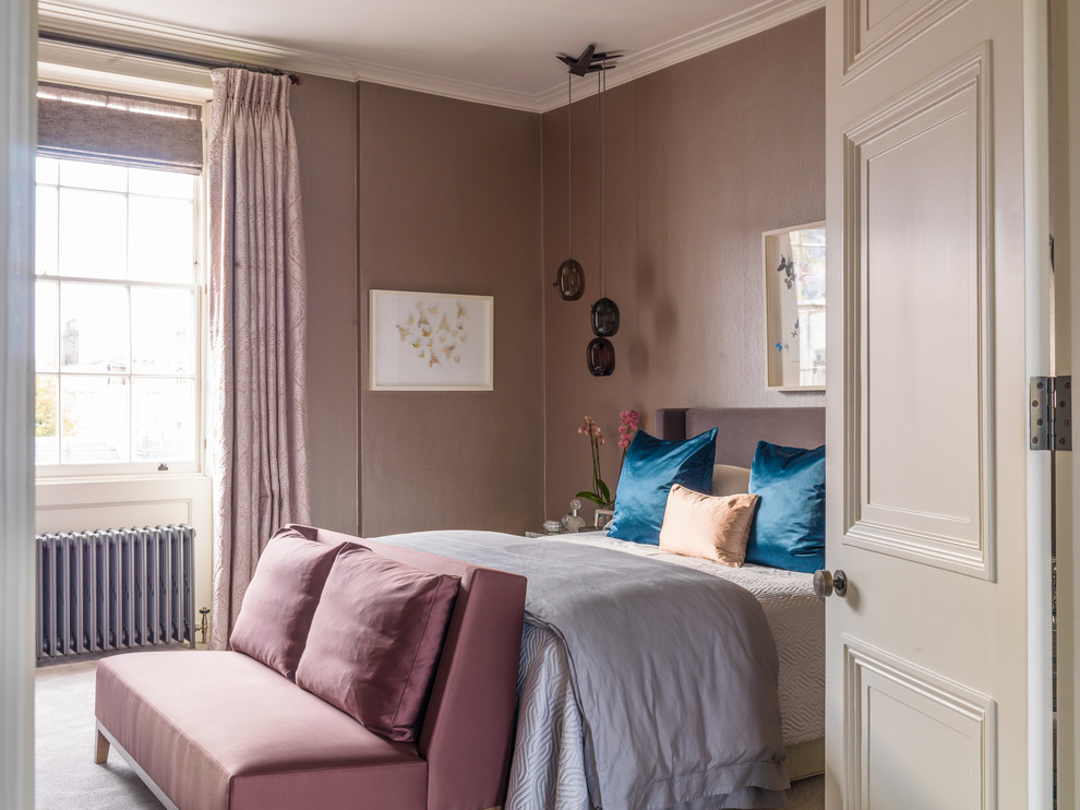 На фото: хозяйская спальня среднего размера в классическом стиле с коричневыми стенами, ковровым покрытием и бежевым полом