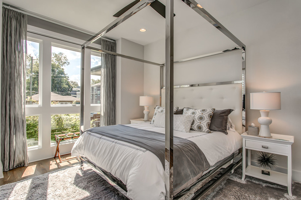 Пример оригинального дизайна: спальня в стиле неоклассика (современная классика) с серыми стенами, светлым паркетным полом и бежевым полом