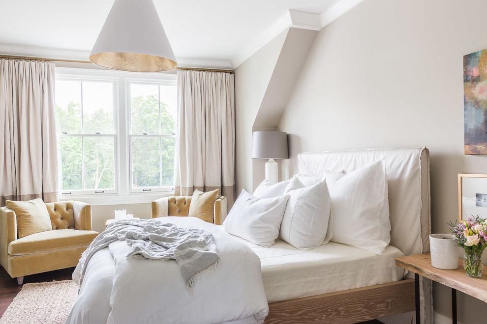 Imagen de dormitorio principal clásico renovado sin chimenea con paredes grises