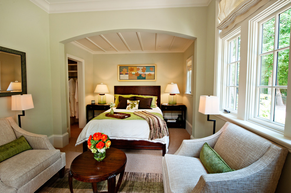 Идея дизайна: большая хозяйская спальня в стиле неоклассика (современная классика) с зелеными стенами и ковровым покрытием
