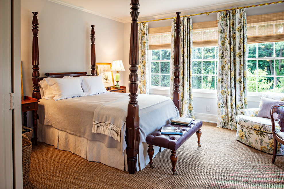 Diseño de habitación de invitados clásica renovada grande con paredes azules, suelo de madera en tonos medios, todas las chimeneas y marco de chimenea de baldosas y/o azulejos