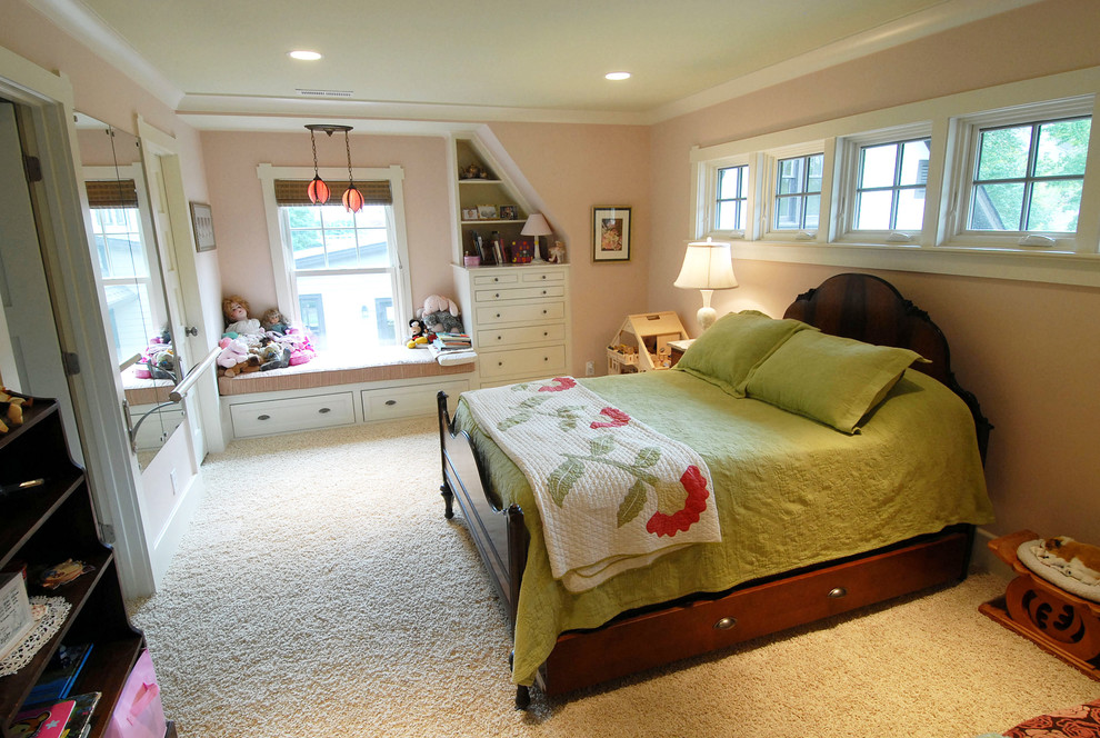 Пример оригинального дизайна: большая гостевая спальня (комната для гостей) в стиле неоклассика (современная классика) с розовыми стенами и ковровым покрытием без камина