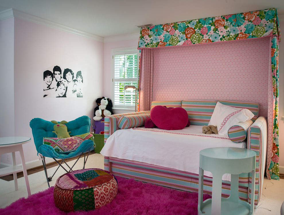 Стильный дизайн: большая гостевая спальня (комната для гостей) в стиле неоклассика (современная классика) с розовыми стенами и ковровым покрытием - последний тренд