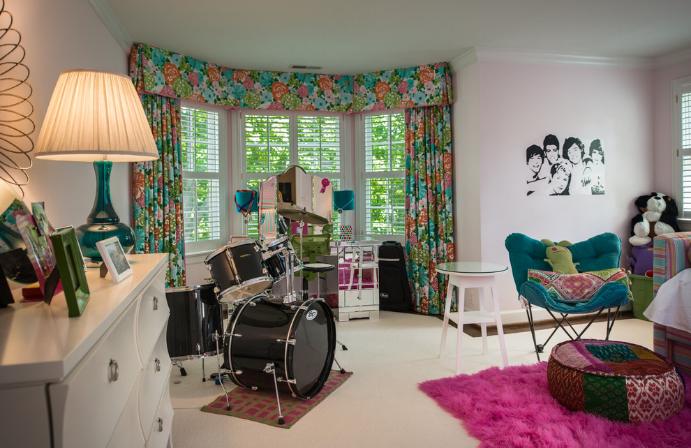 На фото: большая гостевая спальня (комната для гостей) в стиле неоклассика (современная классика) с розовыми стенами и ковровым покрытием