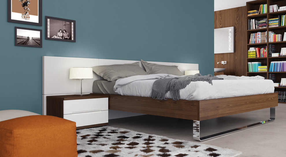 Modelo de dormitorio principal moderno de tamaño medio sin chimenea con paredes grises y suelo vinílico