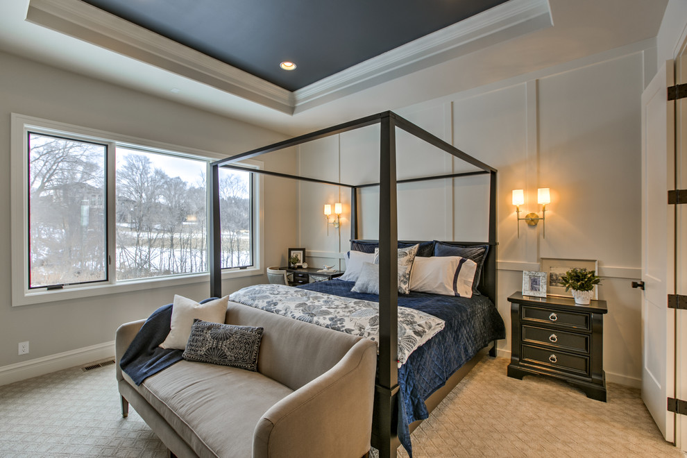Mittelgroßes Country Hauptschlafzimmer mit grauer Wandfarbe, Teppichboden und beigem Boden in Omaha