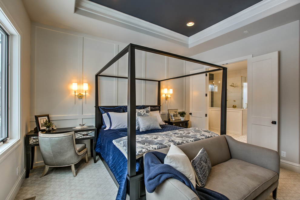 На фото: хозяйская спальня в стиле кантри с серыми стенами, ковровым покрытием и серым полом без камина