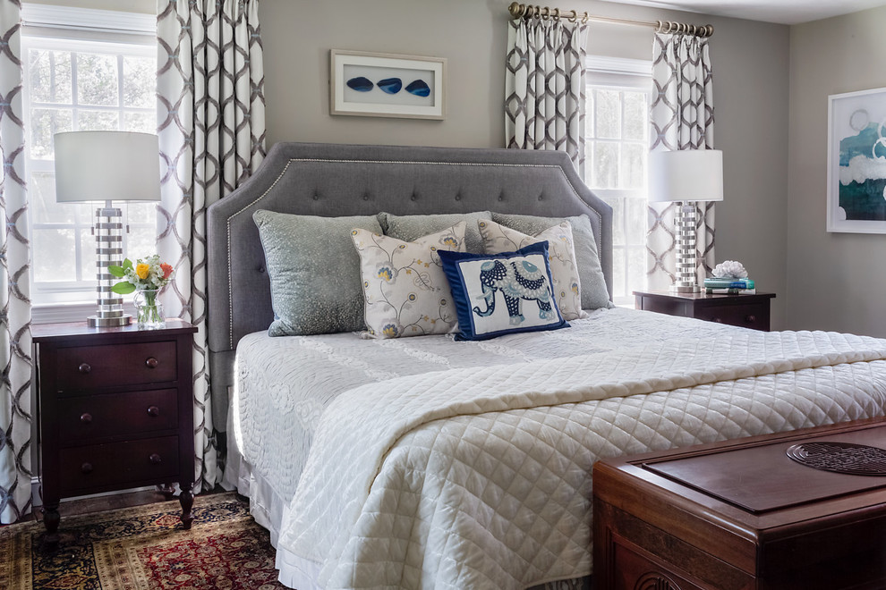 Стильный дизайн: хозяйская спальня среднего размера в стиле неоклассика (современная классика) с серыми стенами, темным паркетным полом и коричневым полом - последний тренд