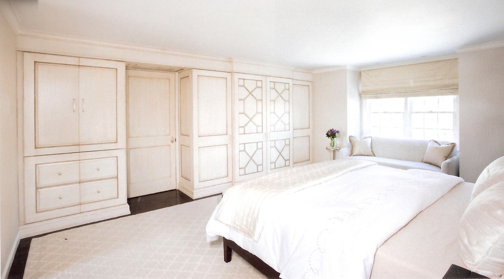 Ejemplo de dormitorio principal minimalista grande sin chimenea con paredes blancas y suelo de madera oscura