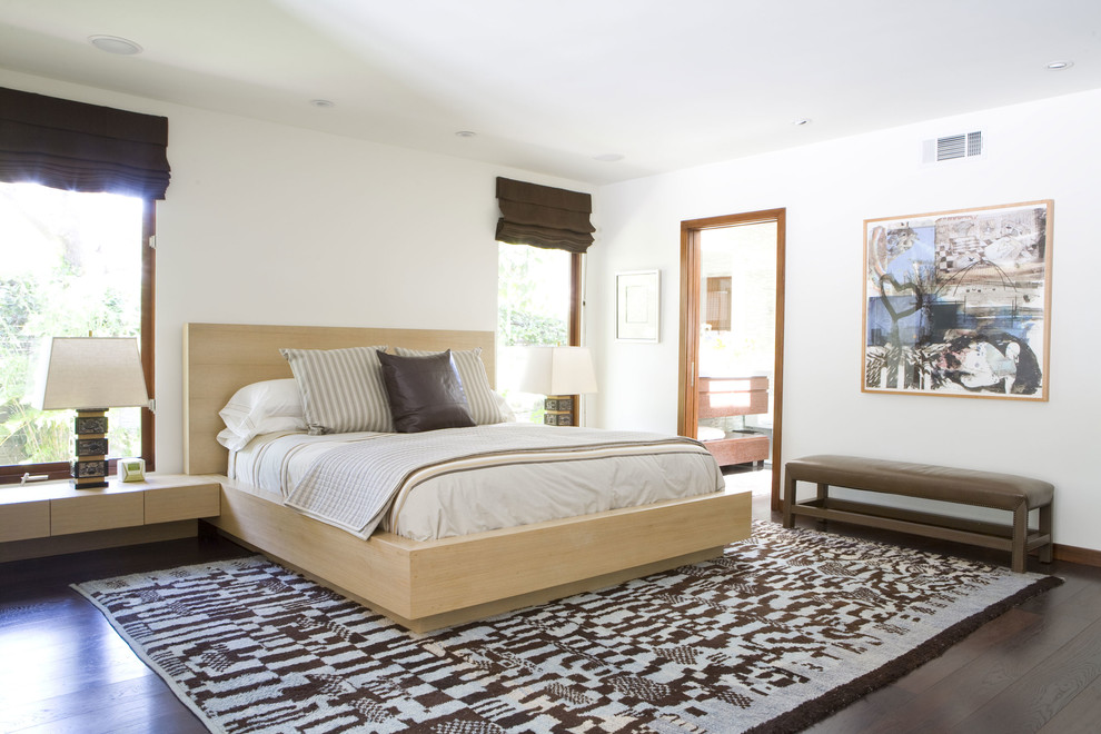 Modernes Schlafzimmer mit weißer Wandfarbe und dunklem Holzboden in Los Angeles