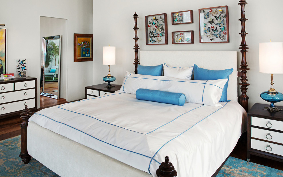 Mittelgroßes Klassisches Schlafzimmer mit grauer Wandfarbe und braunem Holzboden in Tampa