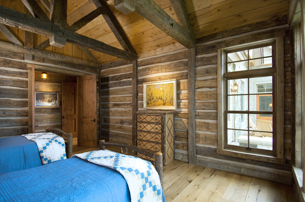 Imagen de habitación de invitados rústica con paredes marrones y suelo de madera clara