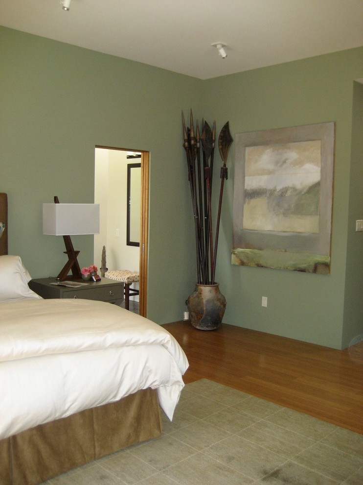 Foto de dormitorio principal tradicional renovado de tamaño medio con paredes verdes y suelo de bambú
