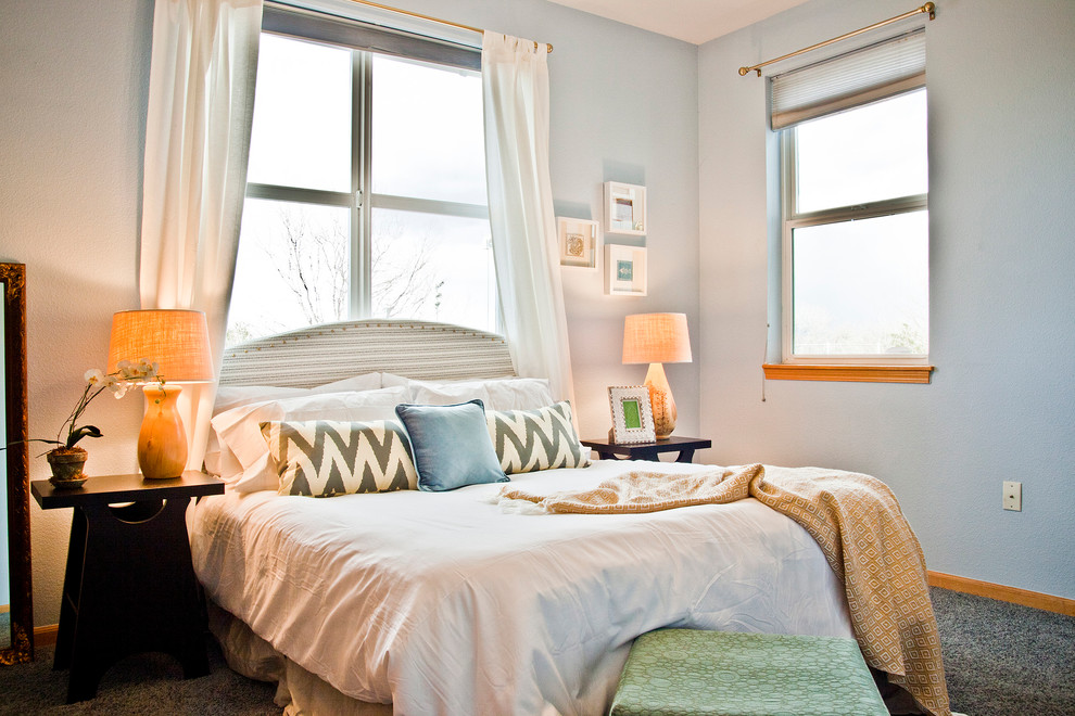 Modelo de dormitorio principal tradicional renovado con paredes azules y moqueta