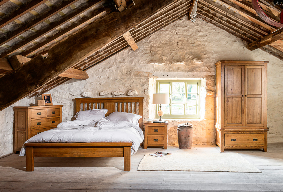 Пример оригинального дизайна: спальня среднего размера на мансарде в стиле рустика с белыми стенами и светлым паркетным полом без камина