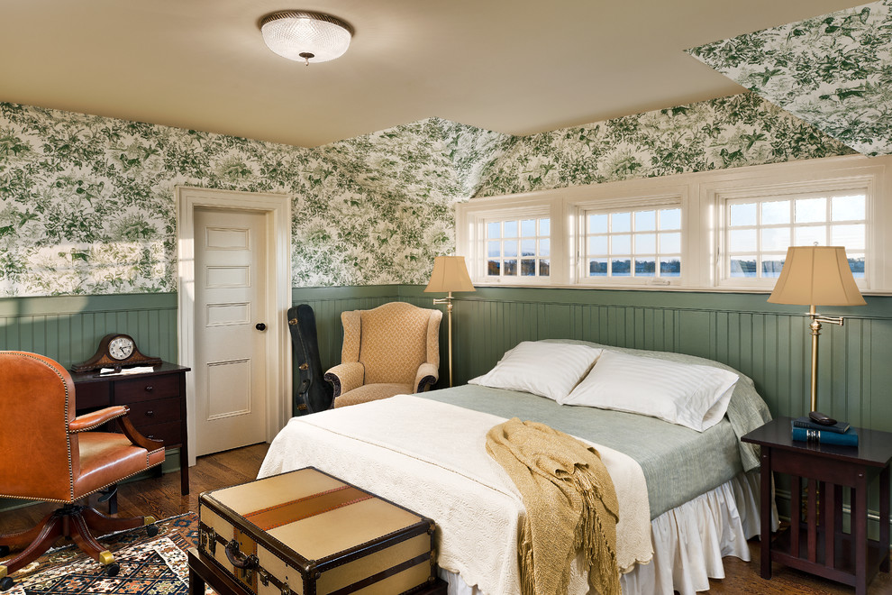 На фото: спальня в классическом стиле с зелеными стенами и темным паркетным полом с