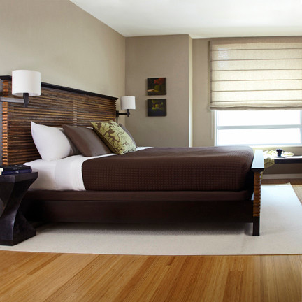Esempio di una camera degli ospiti minimalista di medie dimensioni con pareti beige e parquet chiaro