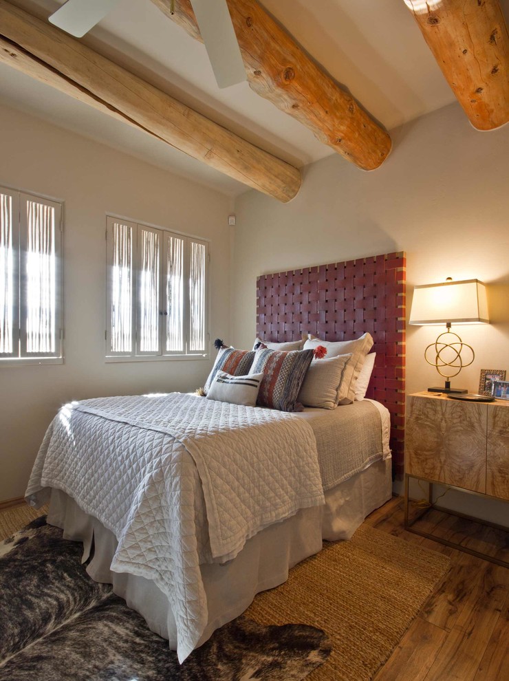 Foto de dormitorio principal de estilo americano grande con paredes beige y chimenea de esquina