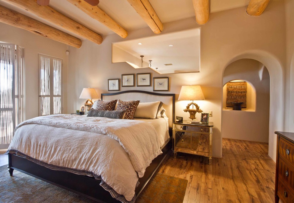 Inspiration pour une grande chambre parentale traditionnelle avec un mur beige et une cheminée d'angle.