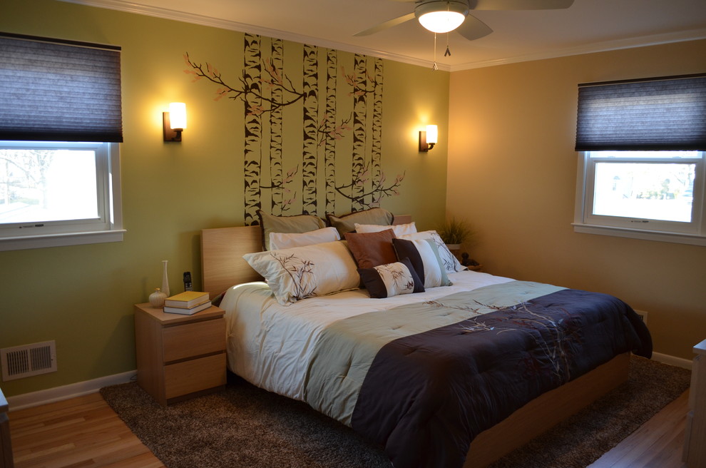 На фото: хозяйская спальня среднего размера в стиле неоклассика (современная классика) с зелеными стенами и светлым паркетным полом