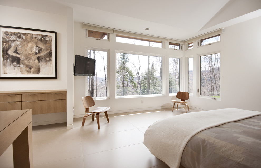 Стильный дизайн: большая хозяйская спальня в современном стиле с белыми стенами, полом из керамической плитки, бежевым полом и телевизором без камина - последний тренд