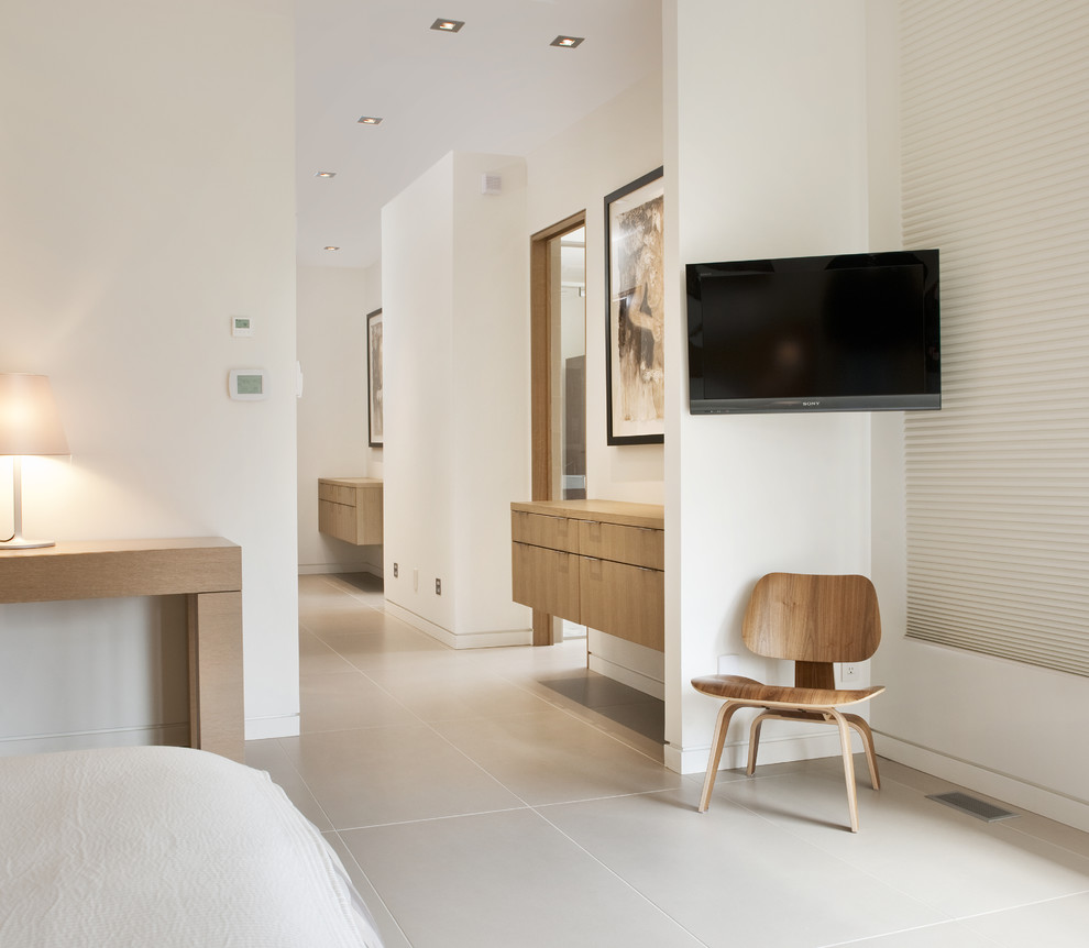 На фото: спальня в современном стиле с белыми стенами и телевизором с