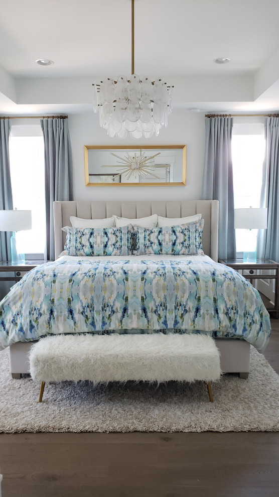 Идея дизайна: гостевая спальня (комната для гостей) в стиле неоклассика (современная классика) с белыми стенами, паркетным полом среднего тона, коричневым полом и синими шторами без камина