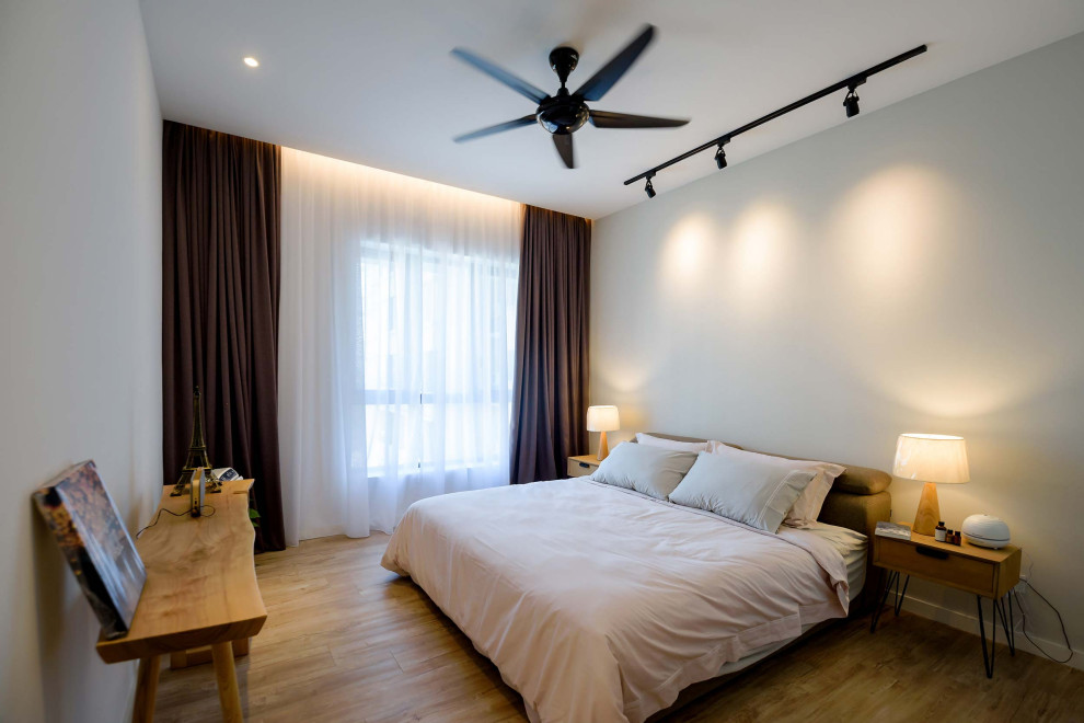 他の地域にある中くらいなコンテンポラリースタイルのおしゃれな主寝室 (白い壁、クッションフロア、茶色い床)