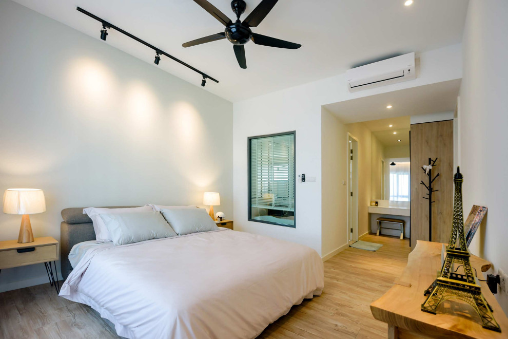 Cette photo montre une chambre parentale tendance de taille moyenne avec un mur blanc, un sol en vinyl et un sol marron.