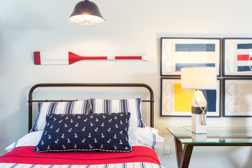 Источник вдохновения для домашнего уюта: спальня в морском стиле с белыми стенами и ковровым покрытием