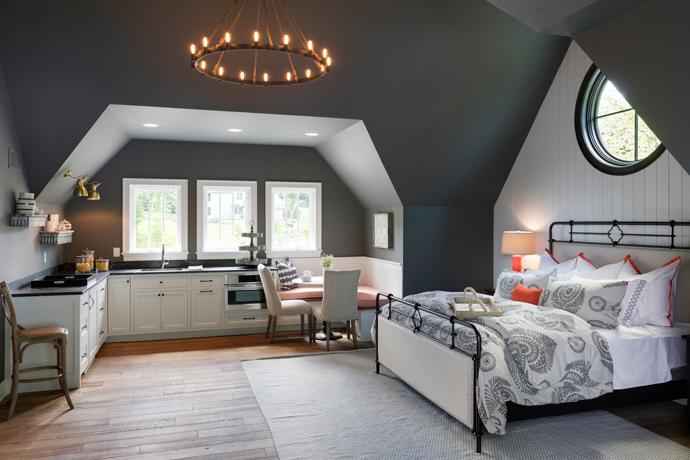 Großes Maritimes Hauptschlafzimmer ohne Kamin mit grauer Wandfarbe, braunem Holzboden und braunem Boden in Minneapolis
