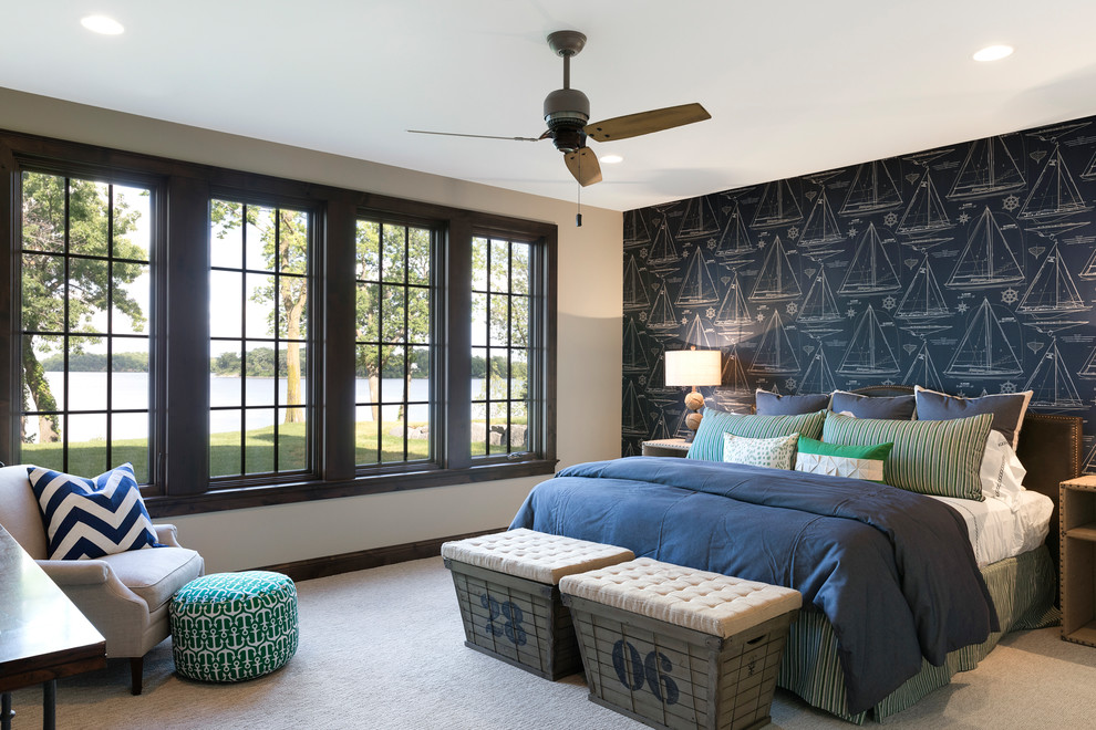 Immagine di una grande camera degli ospiti stile marino con pareti blu, moquette e pavimento grigio