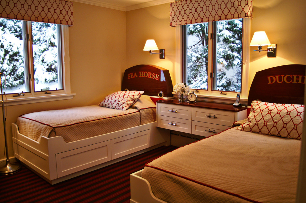 ミルウォーキーにある中くらいなトラディショナルスタイルのおしゃれな客用寝室 (ベージュの壁、カーペット敷き、暖炉なし、赤い床) のレイアウト