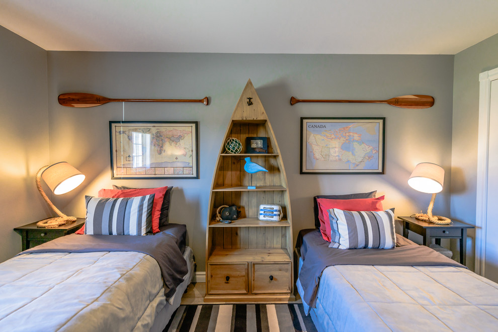 Imagen de habitación de invitados costera grande con paredes grises y suelo de madera clara