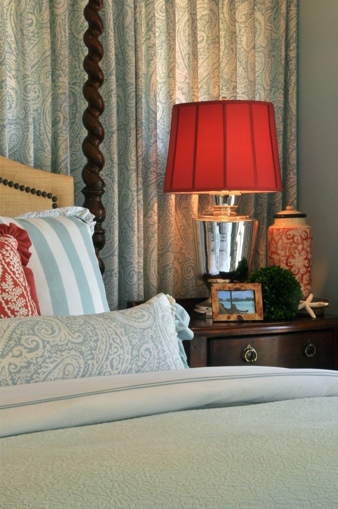Стильный дизайн: большая хозяйская спальня в морском стиле с синими стенами - последний тренд