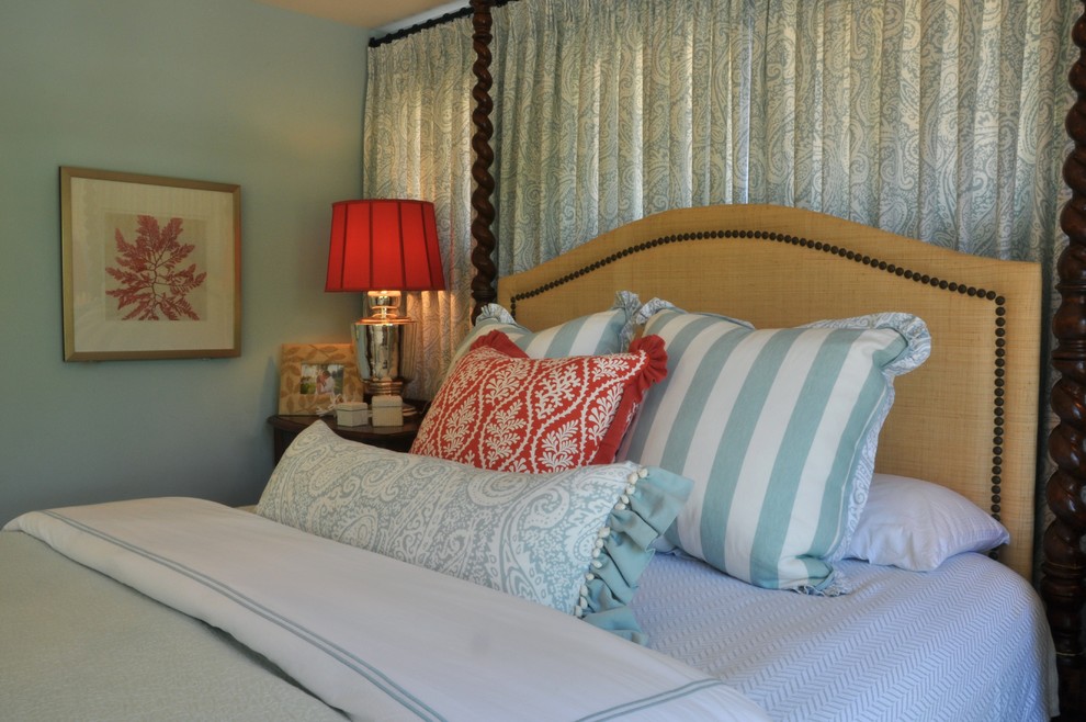 Foto de dormitorio principal marinero grande con paredes azules