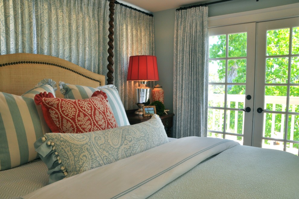 Ejemplo de dormitorio principal marinero grande con paredes azules