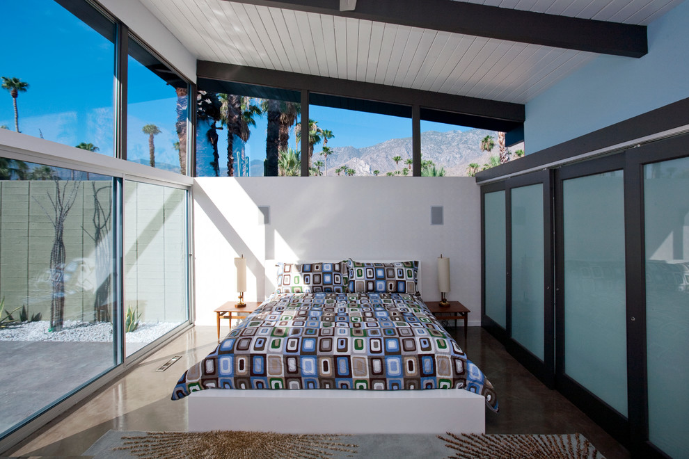 Источник вдохновения для домашнего уюта: огромная хозяйская спальня в стиле ретро с белыми стенами и бетонным полом