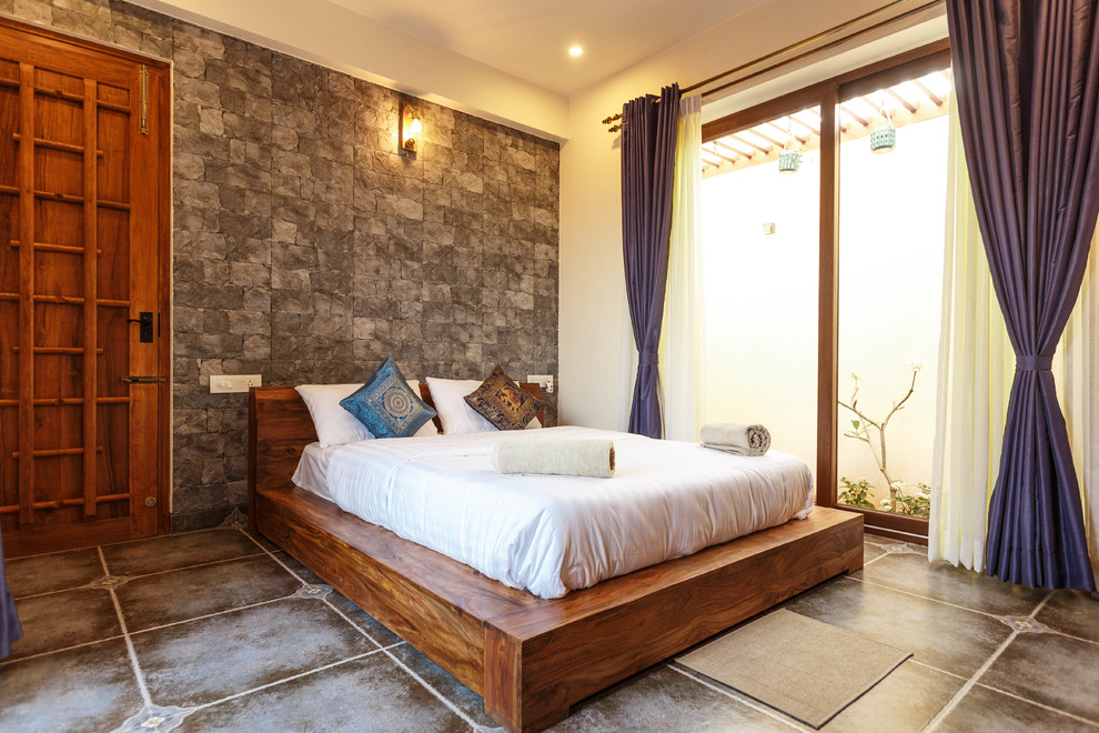Asiatisches Hauptschlafzimmer mit bunten Wänden und buntem Boden in Bangalore