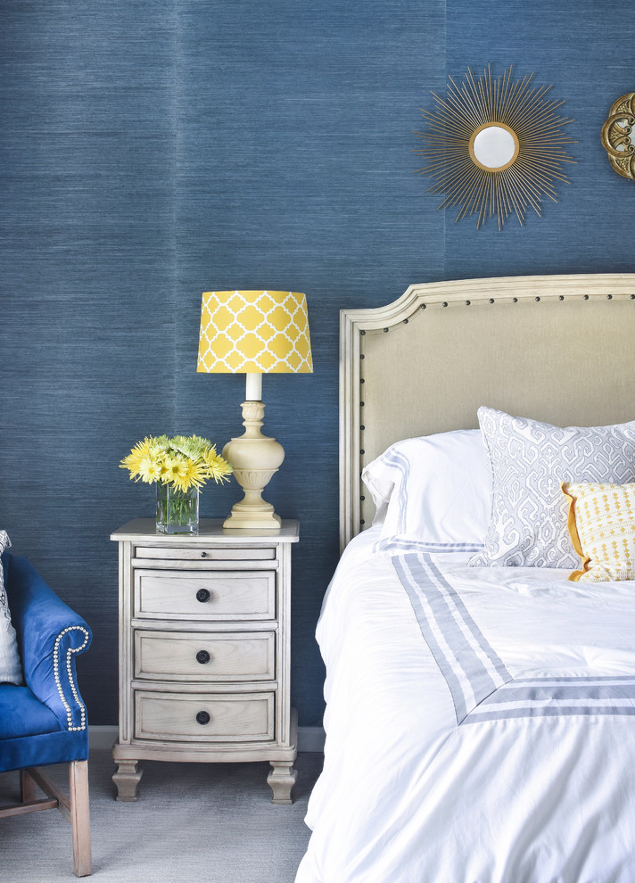 Ejemplo de habitación de invitados clásica de tamaño medio con paredes azules, moqueta y suelo gris