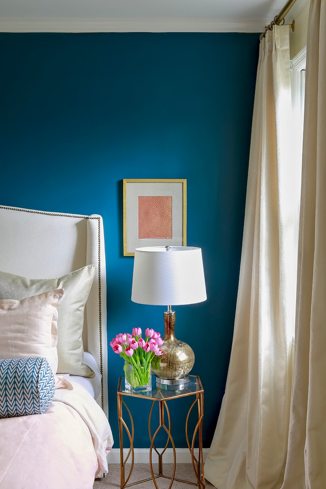 Стильный дизайн: спальня среднего размера в классическом стиле с синими стенами - последний тренд