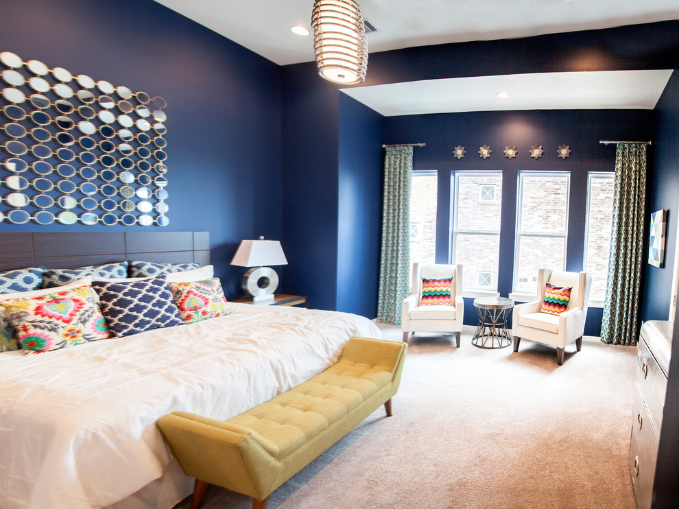 Immagine di una camera matrimoniale moderna di medie dimensioni con pareti blu e moquette