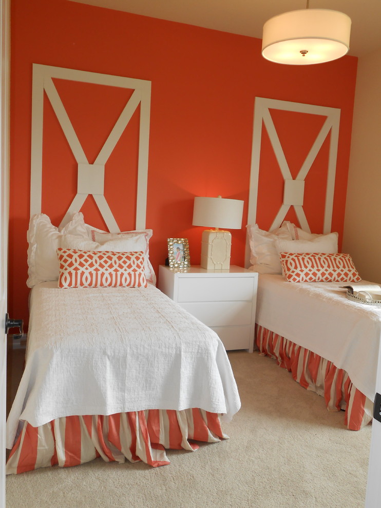 Ejemplo de habitación de invitados campestre pequeña con parades naranjas