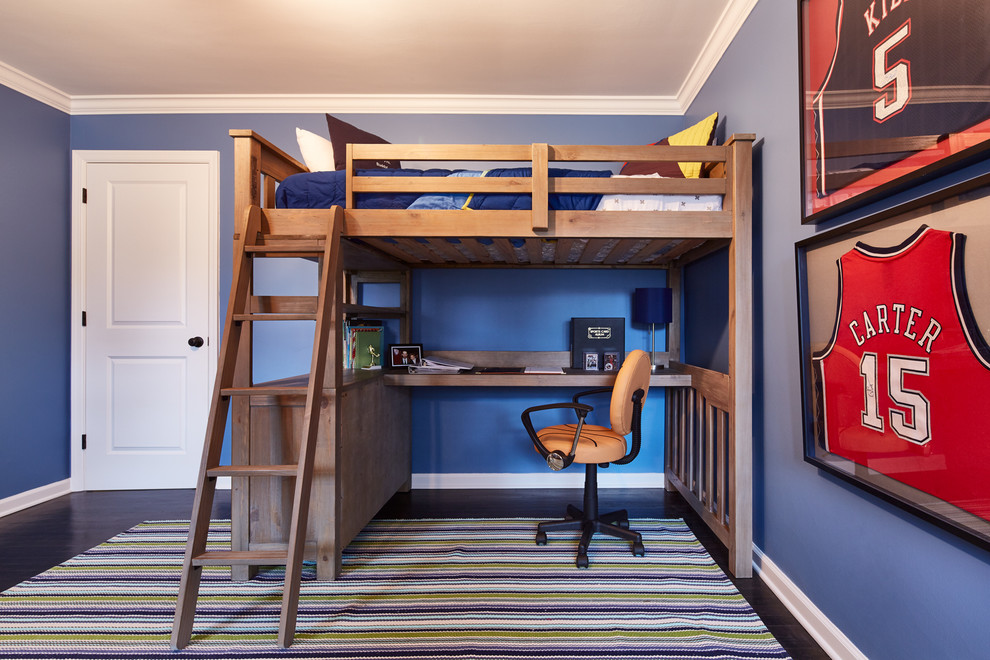 Foto de dormitorio principal actual de tamaño medio con paredes azules y suelo de madera oscura