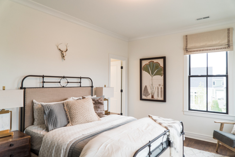 Imagen de habitación de invitados clásica renovada pequeña con paredes blancas y suelo de madera en tonos medios